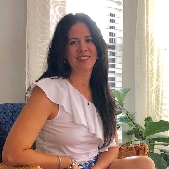 Meet your Posher, Claudia - Picture 1 of 1